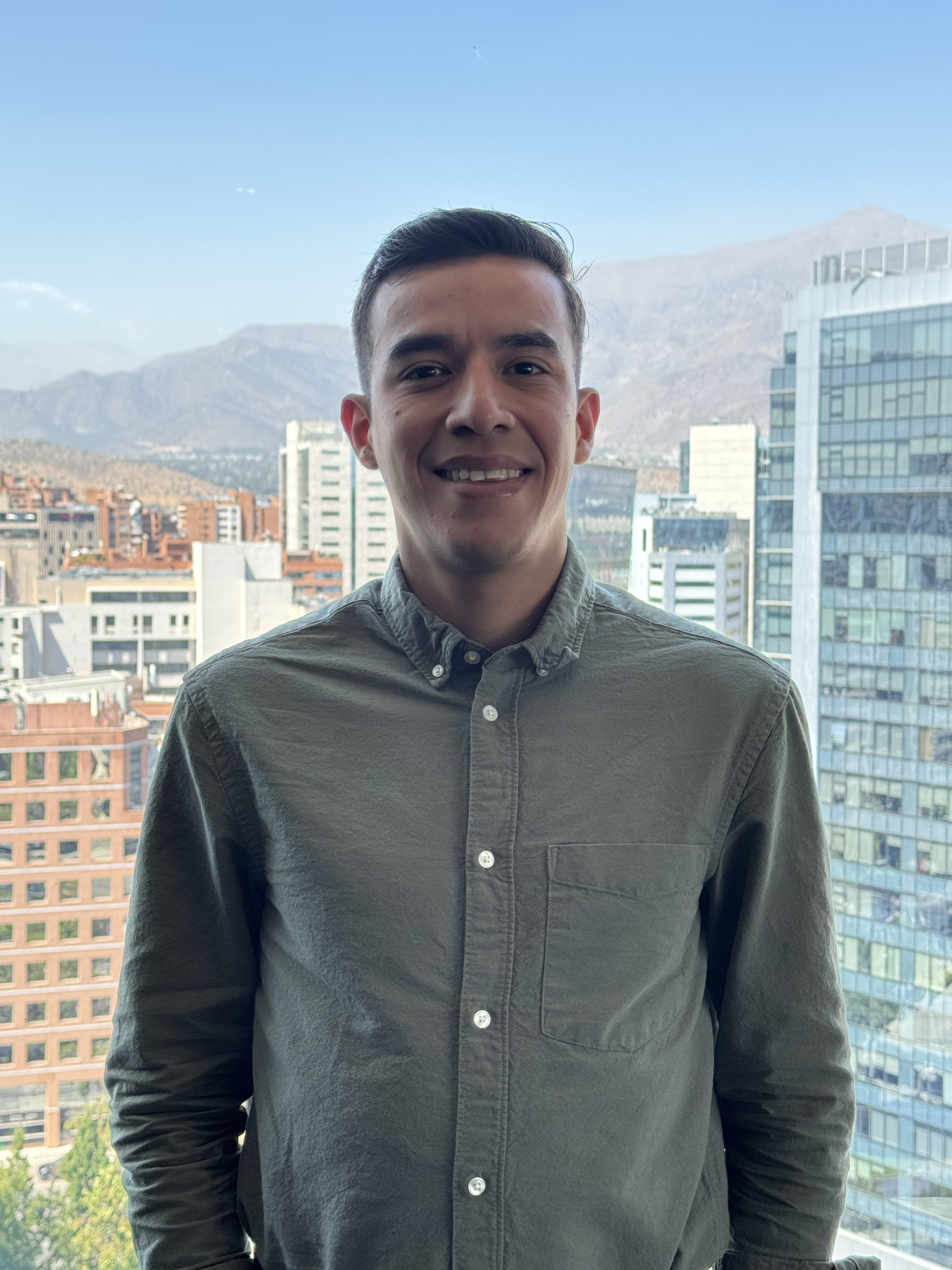 Hola, mi nombre es Brayan Cely, Ejecutivo Comercial en Regum. Te estaré contactando para brindarte la información solicitada.