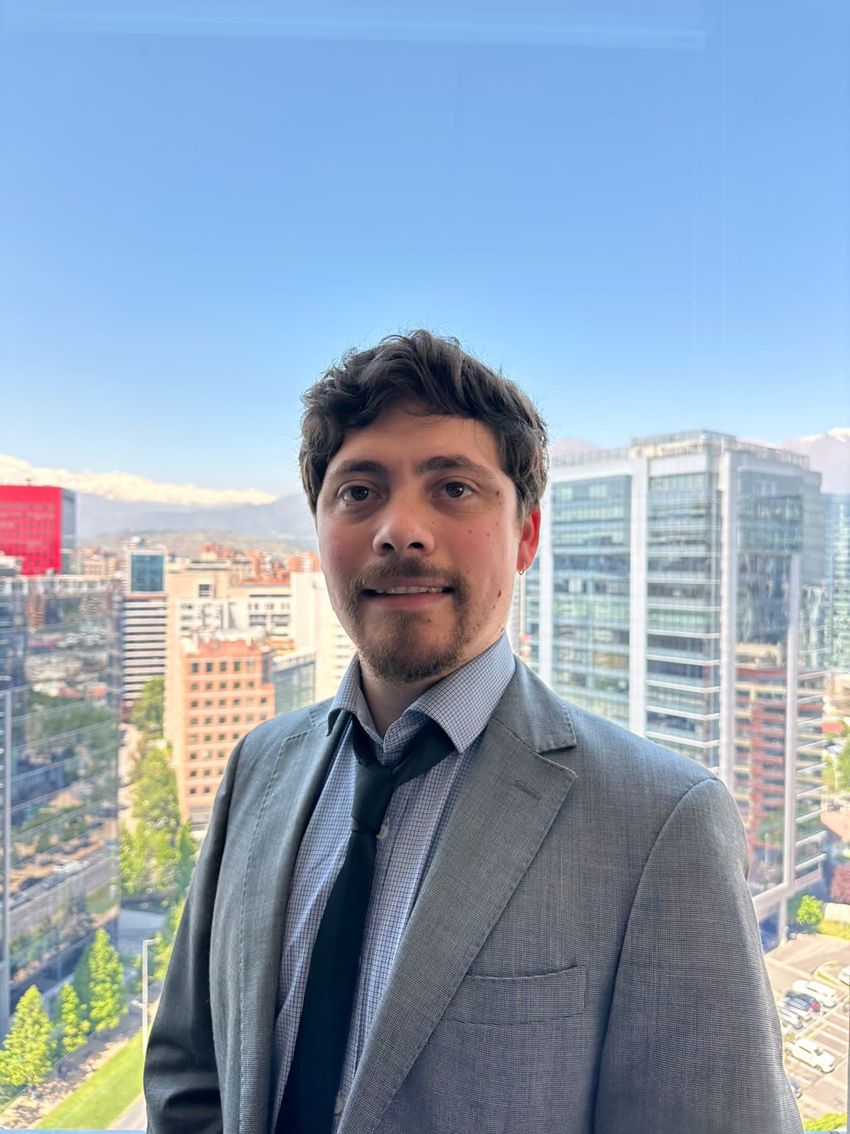 Hola, mi nombre es Francisco Escobar, Analista en Regum. Te estaré contactando para brindarte la información solicitada.